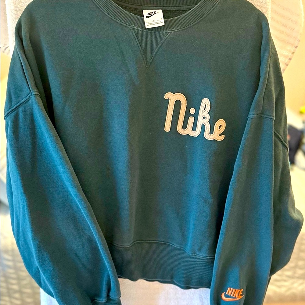 Nike women’s forest green cropped Sweatshirt